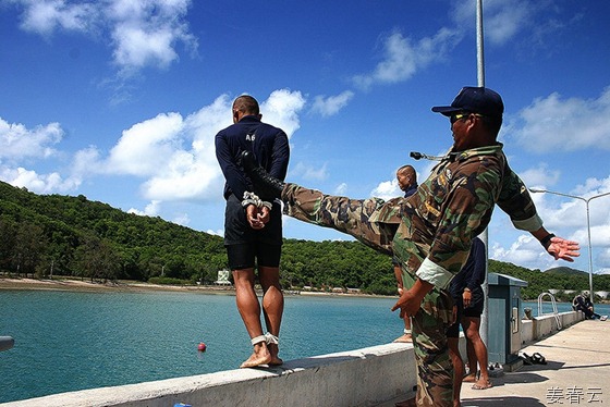 무서운 태국군 특수부대 훈련 - 묶어서 바다로