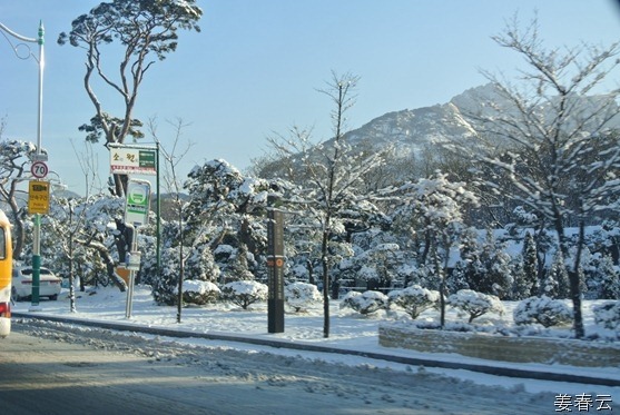 눈 내린 12월 마지막 일요일 아침의 서울 북쪽 풍경