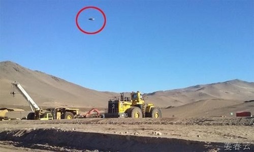 칠레 금속성 UFO 포착 &ndash; 대낮에 촬영된데다 무게감이 느껴져