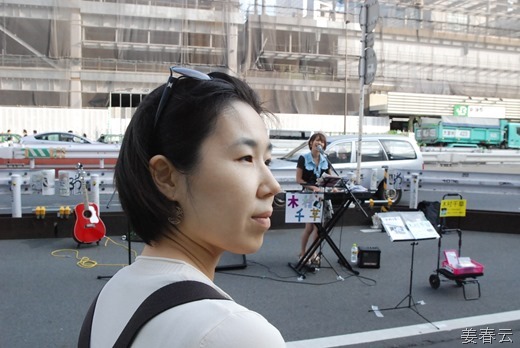 신주쿠 역 앞에서 즐기는 라이브 공연-매일 오후 4시 이후면 학교를 마치고 길거리에 나와 공연하는 고교생 밴드들을 쉽게 볼 수 있어