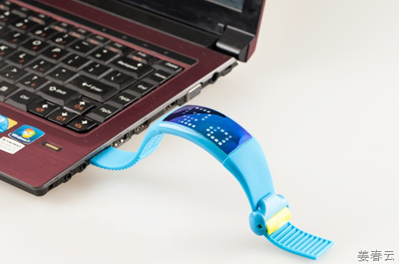 3D 페도메터(Pedometer) 터치 칼로리 스마트 워치 - USB 인터페이스 아이디어가 돋보이는 스마트 워치, 칼로리 측정은 기본, 8GB의 USB 용량 제공