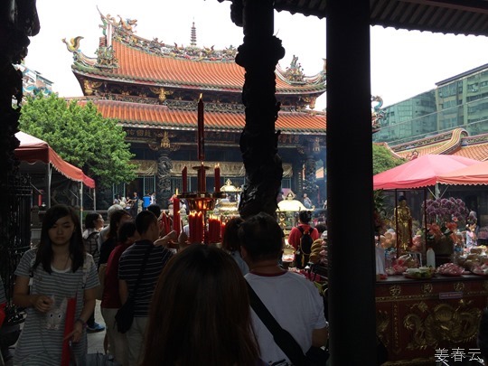롱샨 사원(Longshan Temple) - 타이페이 방문시 외국인들이 꼭 들르는 대만의 명소 - 가족의 건강과 평화, 그리고 성공을 비는 성스러운 곳 – 대만 여행 한번 가볼까나?