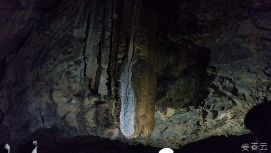 환선굴 - 삼척에서 체험하는 1시간짜리 동양 최대 석회암 동굴 탐험 - 선녀가 환생한 것이라 하여 바위가 쏟아져 나온 곳을 환선굴이라 이름지었다는 유래가 있어