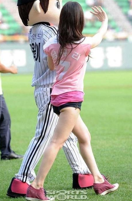 야! 남규리님 프로야구 레전드 시구 봤던 사람 있냐?
