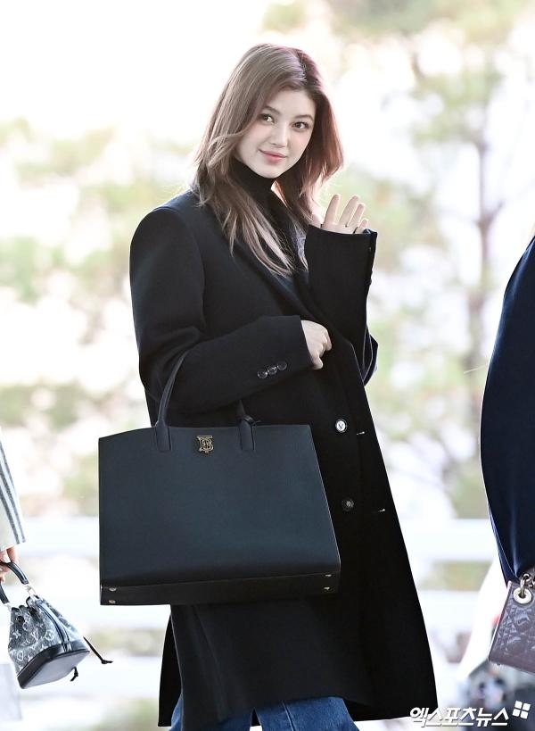 뉴진스 리드보컬 다니엘의 공항패션 탐구
