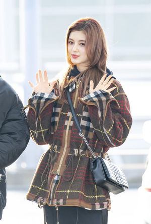 뉴진스 리드보컬 다니엘의 공항패션 탐구