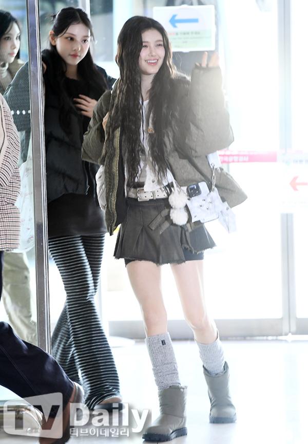 뉴진스 리드보컬 다니엘의 공항패션 탐구