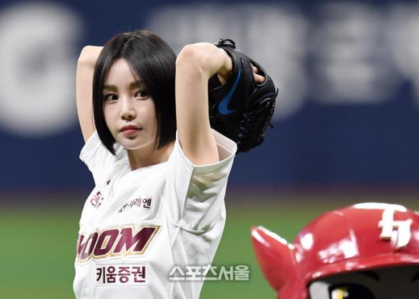 단발머리로 변신한 남규리 프로야구 시구 봤냐?