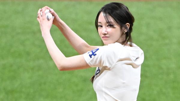 운동계의 에르메스 전종서의 레깅스 패션 프로야구 시구