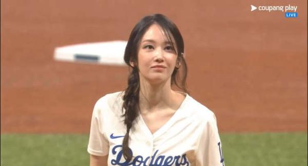 운동계의 에르메스 전종서의 레깅스 패션 프로야구 시구