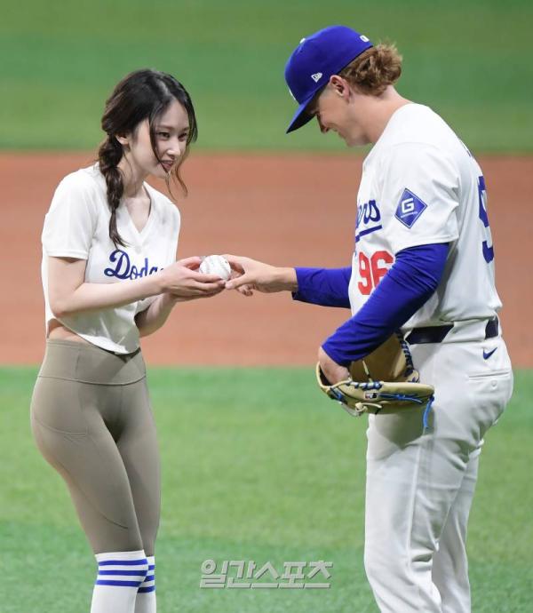 운동계의 에르메스 전종서의 레깅스 패션 프로야구 시구