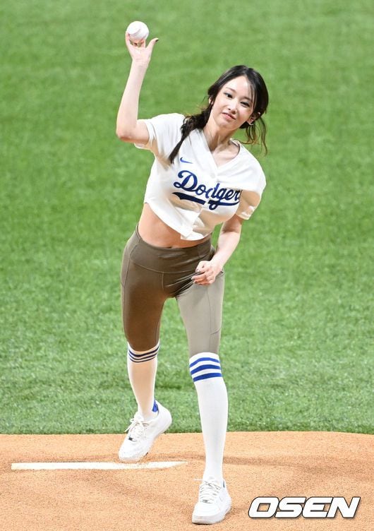 운동계의 에르메스 전종서의 레깅스 패션 프로야구 시구