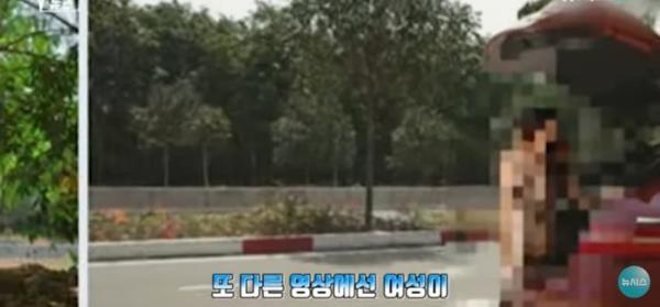 대낮에 도로서 포즈를 취하는 벌거벗은 여성으로 인해 벌어진 해프닝