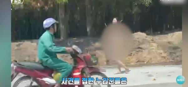 대낮에 도로서 포즈를 취하는 벌거벗은 여성으로 인해 벌어진 해프닝