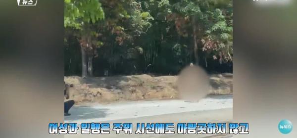대낮에 도로서 포즈를 취하는 벌거벗은 여성으로 인해 벌어진 해프닝