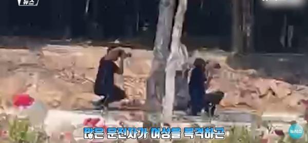 대낮에 도로서 포즈를 취하는 벌거벗은 여성으로 인해 벌어진 해프닝