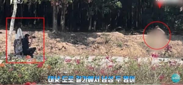 대낮에 도로서 포즈를 취하는 벌거벗은 여성으로 인해 벌어진 해프닝
