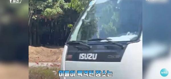대낮에 도로서 포즈를 취하는 벌거벗은 여성으로 인해 벌어진 해프닝