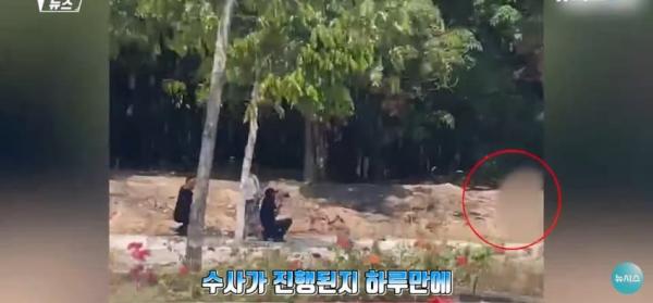 대낮에 도로서 포즈를 취하는 벌거벗은 여성으로 인해 벌어진 해프닝