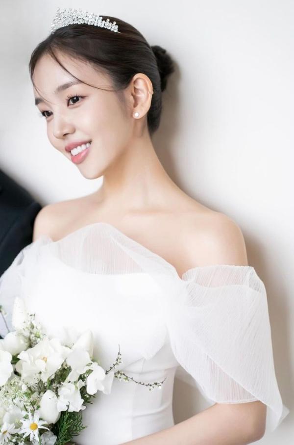 사이버틱한 에코 감성이 느껴지는 목소리의 주인공 가수 백아연
