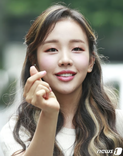 사이버틱한 에코 감성이 느껴지는 목소리의 주인공 가수 백아연