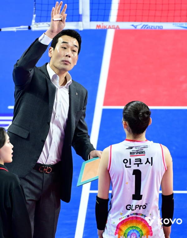 정관장 레드스파크스 선수로 등장한 프로 배구 선수 인쿠시