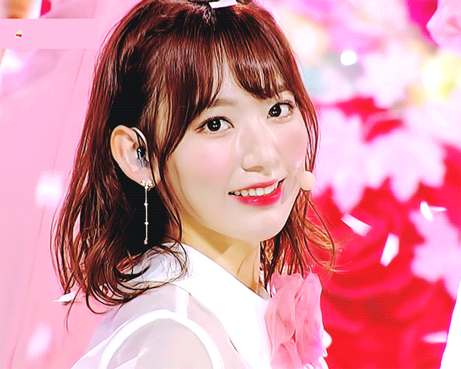 엣띤 모습의 르세라핌의 사쿠라가 등장하는 HKT48 영상